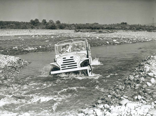 Coche militar Fiat Campagnola años 50 por el rio